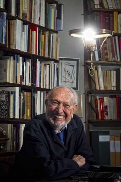 Josep Maria Castellet, escritor y editor, fotografiado en el estudio de su casa de Barcelona.