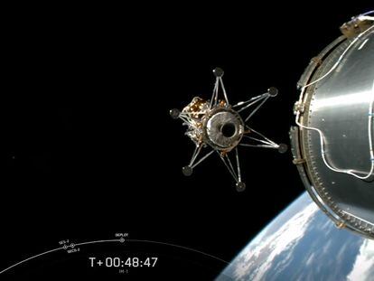 'Odiseo' se separa del cohete de SpaceX rumbo a la Luna, un pequeño punto a la izquierda.