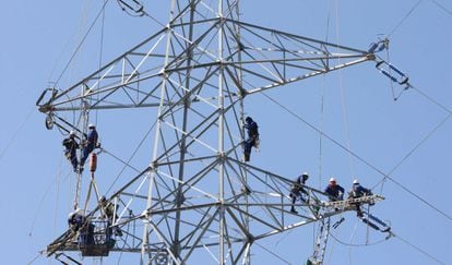 Trabajos de reparaci&oacute;n de las l&iacute;neas el&eacute;ctricas en Girona.  