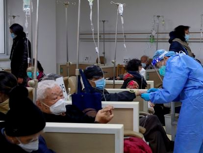 Un sanitario ayudaba el día 5 a un paciente con el goteo intravenoso en una institución de salud comunitaria en Shanghái.