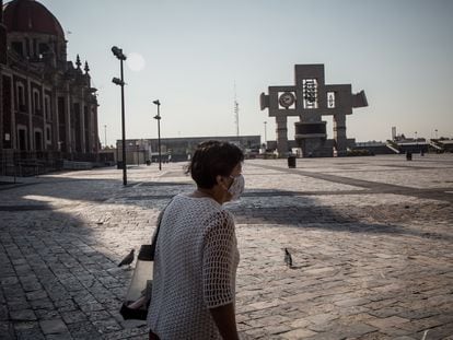 Una mujer camina con una mascarilla sobre la explanada de la basílica de Guadalupe, en Ciudad de México.
