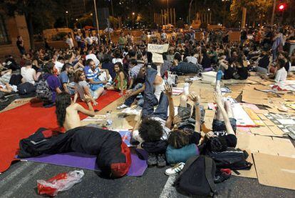 Decenas de indignados del Movimiento 15-M, en las inmediaciones del Congreso, donde pasaron la noche.