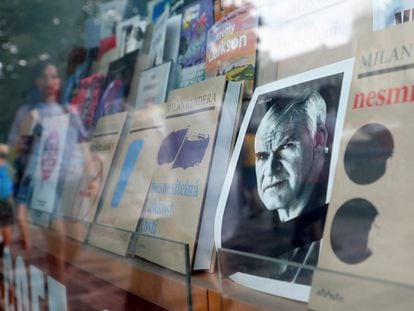 Un retrato de Milan Kundera, en una librería de Praga, este miércoles.