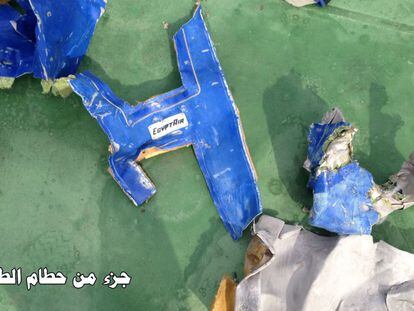 Las fuerzas navales egipcias prosiguen hoy la búsqueda en el mar Mediterráneo de piezas del avión de Egyptair siniestrado el jueves y de cuerpos de las víctimas, después de que el viernes se hallaran los primeros restos. En la imagen restos del avión de EgyptAir MS804 encontrados en el mar de Egipto, el 21 de mayo de 2016.