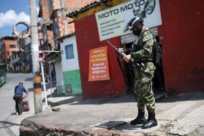 Un policía militar en las calles de Bogotá.