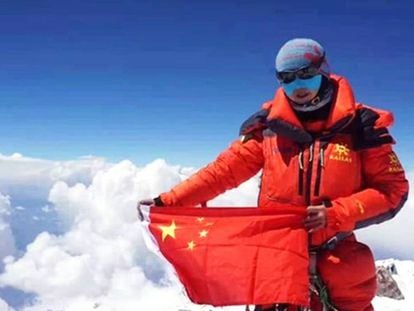 La escaladora china Luo Jing, en la cumbre del Broad Peak.