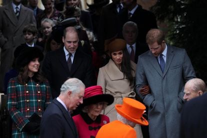 Enrique y Meghan Markle, junto a otros miembros de la familia real, tras la misa de Navidad celebrada en Sandringham el 25 de diciembre de 2017.