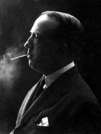 El poeta Josep Carner fumando pipa