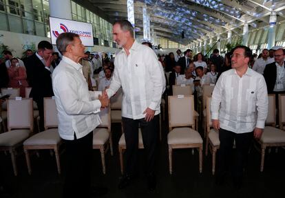 El ministro de Exteriores del Gobierno de España, José Manuel Albares (d), y el rey de España, Felipe VI (c), asisten a un foro empresarial en el marco de la XXVIII Cumbre Iberoamericana, en Santo Domingo, el 24 de marzo de 2023