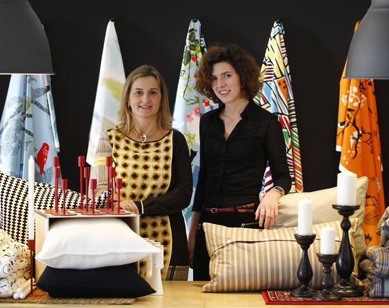 Belén Frau, directora general de Ikea, posa con la universitaria María Eugenia Diego