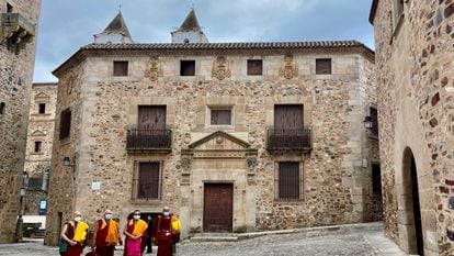 Unos monjes budistas recorren el casco histórico de la ciudad de Cáceres, en abril de 2021.