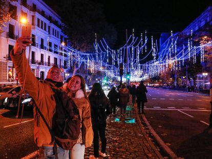 Una pareja se fotografía en la calle Alcalá, este viernes.