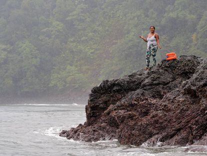 Una pescadora de Bahía Solano prueba suerte desde tierra.