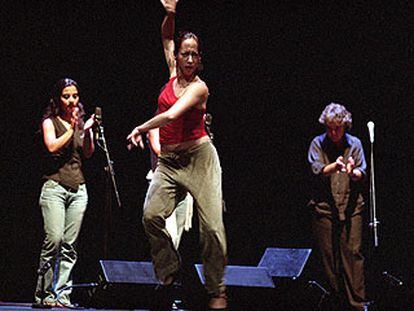 Belén Maya y Mayte Martín (detrás a la derecha), durante un ensayo en el Teatro Real.