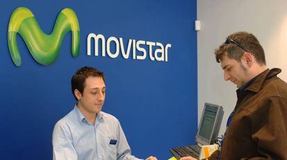 Un cliente es atendido en una tienda de Movistar.,