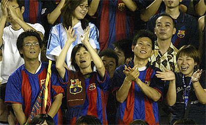 Aficionados locales visten camisetas del Barça, un club del que también se lo saben todo gracias a la televisión.
