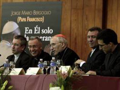 El cardenal arzobispo de Madrid, Antonio María Rouco Varela (c), acompañado por el director de publicaciones Claretianas, Fernando Prado, por el secretario para la Congregación para la Doctrina de la Fe, Luis Dalarias (2i), por el director de la línea editorial de la Cadena Cope, José Luis Restán (2d) y por el director de la Biblioteca Autores Cristianos, Carlos Granados, durante el acto de presentación de los libros del papa Francisco "Mente abierta, corazón creyente" y "En Él solo la esperanza", esta tarde en Madrid.