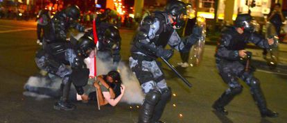 Dos manifestantes en el suelo el jueves 13 en Río.