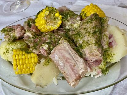 Papas con costillas y piñas de millo al mojo verde de cilantro en Casa Tomás (Tenerife).