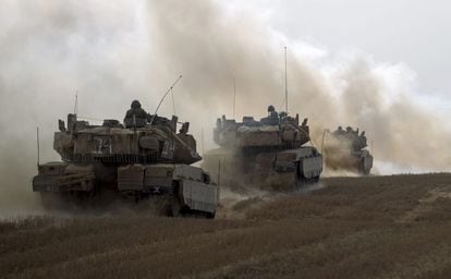 Tanques Merkava israelíes salen de la Franja de Gaza tras dar el Ejército por cumplida la misión de destruir los túneles de Hamás.