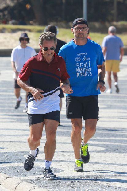 Mantenerse en forma cuesta. El expresidente francés Nicolas Sarkozy, 60 años, se entrena con sus gafas Top Gun en la playa de Copacabana (Río de Janeiro) junto a uno de sus guardaespaldas. Mientras el marido de Carla Bruni, con polo Lacoste, parece estar a punto de echar el bazo por la boca, su recio acompañante/guardaespaldas (que lleva una camiseta de la media maratón de París: un tipo experimentado) proyecta una imagen totalmente relajada. Mucho necesita correr Sarkozy: según las encuestas de esta semana, su partido, Los Republicanos, está en segunda posición, a dos puntos de la formación derechista Frente Nacional, de Marine Le Pen.