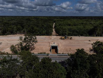 Un tramo de la carretera Cancún-Kantunil en construcción para las nuevas vías del Tren Maya, en el Estado de Yucatán.
