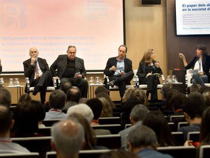 Desde la izquierda: Lluís Bassets, director adjunto de EL PAÍS; Màrius Carol, director de La Vanguardia; Jordi Grau, director adjunto de El Punt Avui; Enric Hernández, director de El Periódico; Esther Vera, directora del Diari ARA.