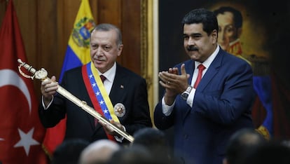 Erdogan, tras recibir el 3 de diciembre en Caracas una réplica de la espada de Bolívar de manos de Maduro.