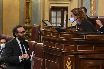 El diputado de Vox José María Sánchez conversa con la presidenta del Congreso, Meritxell Batet, en el pleno de este martes.