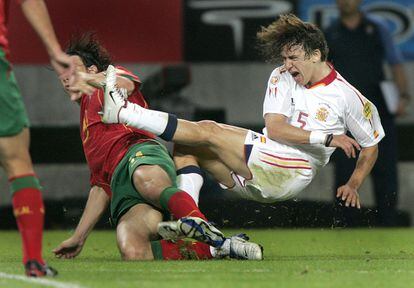 Puyol cae ante el portugués Nuno Valente, en una jugada del partido entre España y Portugal (0-1) en el Eurocopa de 2004. España, tras la derrota, quedaría eliminada de la competición.