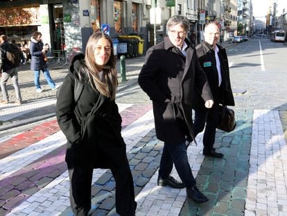 Desde la izquierda, Miriam Nogueras, Carles Puigdemont y Jordi Turull, cerca del Parlamento Europeo, la pasada semana.
