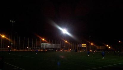 Un partido a oscuras en el campo de fútbol de Zoído.