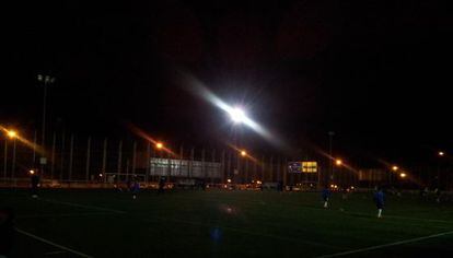 Un partido a oscuras en el campo de f&uacute;tbol de Zo&iacute;do.