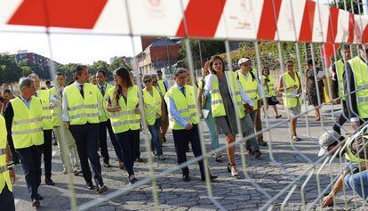 El ministro de Fomento, &Iacute;&ntilde;igo de la Serna, y la teniente de alcalde de Urbanismo del Ayuntamiento de Barcelona, Janet Sanz, visitan las obras del colector de Prim.