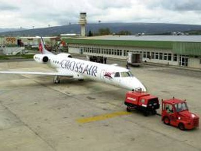 La compañía brasileña precisó que el contrato prevé la prestación de varios servicios como reparaciones y control técnico de mantenimiento, entre otros, para la flota de 24 aparatos de la familia ERJ-145 de Embraer que dispone la FAB. EFE/Archivo
