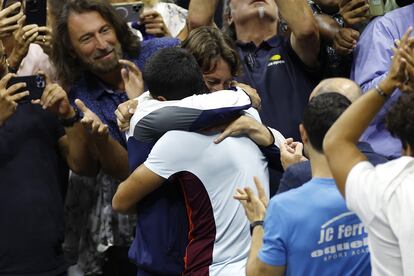 Carlos Alcaraz (a la derecha) abraza a su entrenador Juan Carlos Ferrero. Su entrenador, que hace 19 años alcanzó la final del US Open, ha visto cerrado el círculo con el triunfo de su pupilo. "Ha sabido sobreponerse a la tensión y al cansancio, que en algún momento tenía que aparecer. Es el premio al trabajo duro y estoy seguro de que no va a ser su última final de Grand Slam", ha cerrado en los micrófonos de Eurosport.