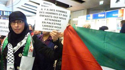 Activistas pro-Palestina a los que se les impidió abordar vuelos hacia Tel Aviv en el aeropuerto de Roissy, al sur de París.