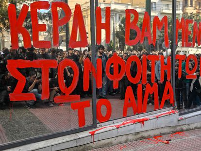 Manifestantes, el 3 de marzo, ante las oficinas generales de la compañía de trenes griega Hellenic Train: "Beneficios manchados de sangre de estudiantes", dice la pintada.
