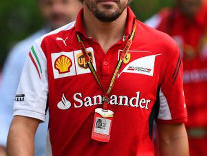 Fernando Alonso pasea por el &#039;paddock&#039; del circuito de Singapur 