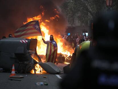 Disturbios en el centro de Barcelona, el viernes 18 de octubre.