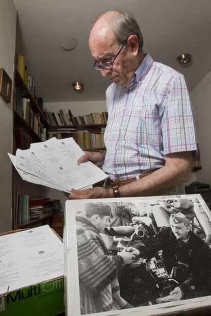 Josep Maria Caparrós Mena, con los programas de mano de El Pardo y otros documentos.