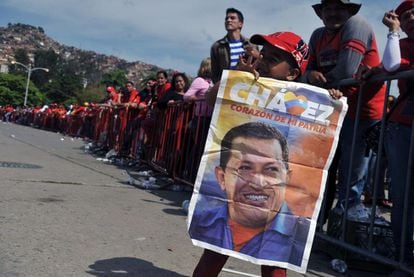 Ciudadanos venezolanos esperan durante largas horas poder visitar la capilla ardiente del presidente Hugo Chávez, instalada en la Academia Militar de Caracas.