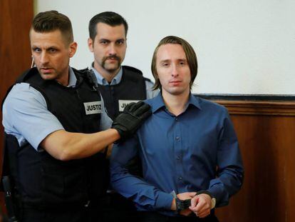Sergei W, acusado de atentar contra un autob&uacute;s con jugadores del Borussia de Dortmund, a su llegada a la sala en la que el jueves arranc&oacute; su juicio. 