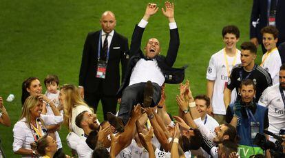Zidane, manteado por los jugadores tras lograr la Undécima.
