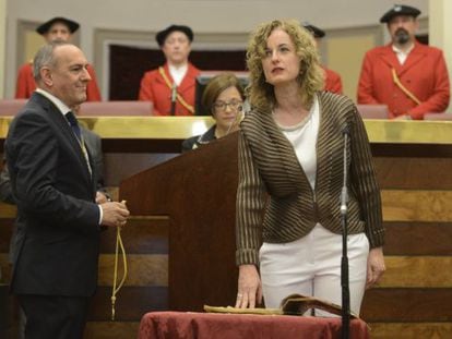 Ramiro Gonz&aacute;lez (PNV), diputado general de &Aacute;lava, preside la toma de posesi&oacute;n de la socialista Cristina Gonz&aacute;lez como diputada de Empleo.
