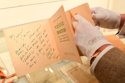 El ejemplar de 'Veinte poemas de amor y una canción desesperada' que el poeta Pablo Neruda dedicó a Gabriel García Márquez y que forma parte de la colección de Santiago Vivanco.
