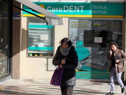 Exterior de la clínica dental Caredent, en Barakaldo (Bizkaia), cerrada sin previo aviso.
