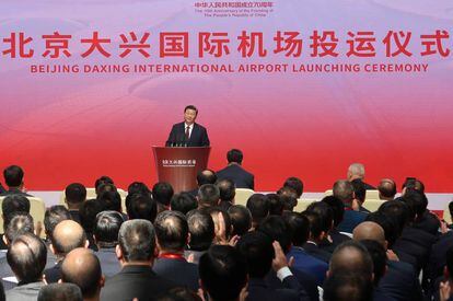 El presidente de China, Xi Jinping, ha asistido este miércoles a la ceremonia de inauguración del nuevo aeropuerto, que se ha presentado en sociedad una semana antes de las celebraciones esperadas por el 70 aniversario de la República Popular de China. Los altos cargos de Transporte del país han descrito la inauguración del aeropuerto como