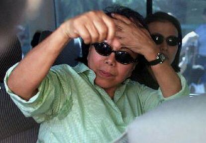 Loi Estrada, esposa del ex presidente Joseph Estrada, sale ayer de la prisión donde está encarcelado su marido.