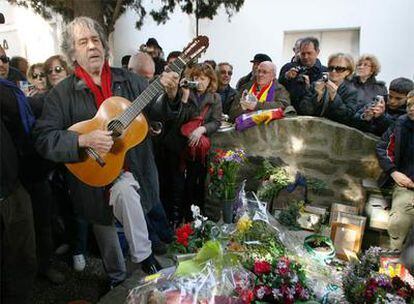 Paco Ibáñez cantando en el cementerio de Collioure junto a la tumba de Antonio Machado.